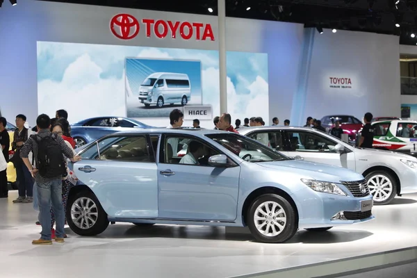 Los Visitantes Observan Los Automóviles Toyota Durante 10ª Exposición Internacional —  Fotos de Stock