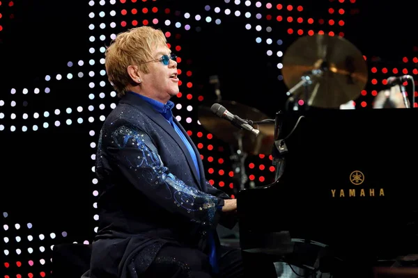 Britský Zpěvák Elton John Provádí Jeho Koncertu Mercedes Benz Arena — Stock fotografie