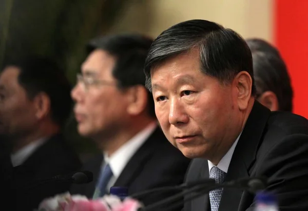 中国银行业监督管理委员会主席尚福林在2012年11月11日于中国北京举行的第十八届全国代表大会新闻发布会上回答了一个问题 — 图库照片