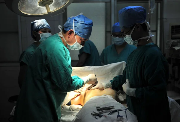 Chinese Doctors Operate Young Student Xiao Men Breast Augmentation Surgery — Stock Photo, Image