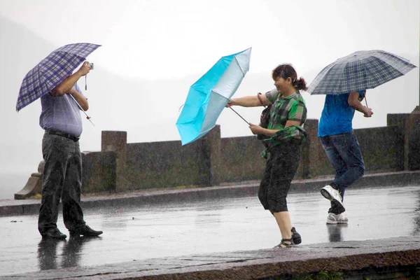 Turistas Valientes Fuertes Vientos Fuertes Lluvias Causadas Por Tifón Haikui — Foto de Stock