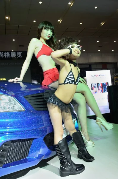 Uma Jovem Modelo Adulto Ambos Vestidos Biquínis Posam Com Carro — Fotografia de Stock