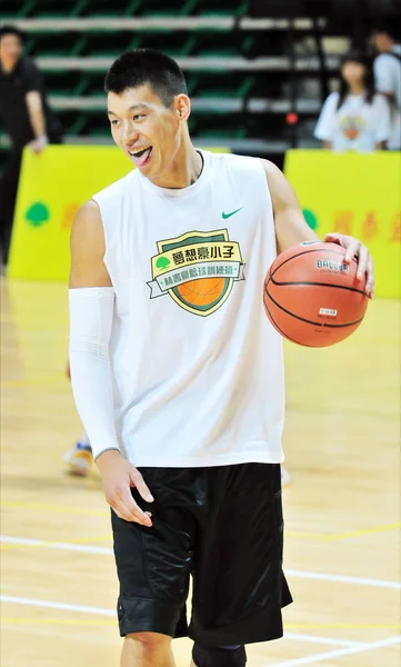 Nba Star Jeremy Lin Gives Lessons Students Basketball Training Camp — Stock Photo, Image