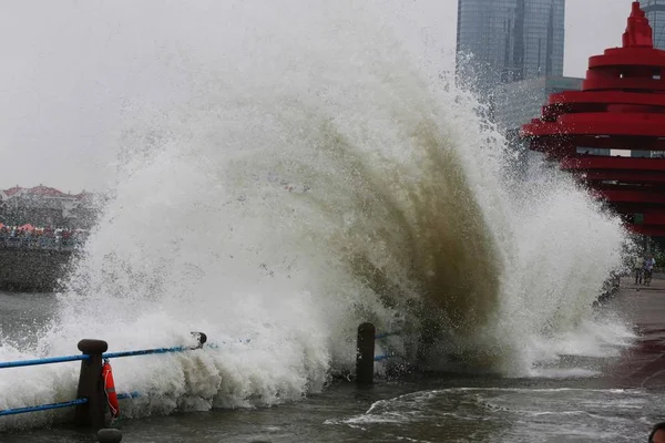 Огромные Волны Вызванные Тайфуном Болавен Обрушились Морскую Стену Городе Циндао — стоковое фото