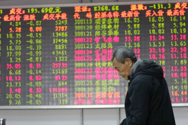 Chinese Investor Walks Display Showing Prices Shares Red Price Rising — Stock Photo, Image