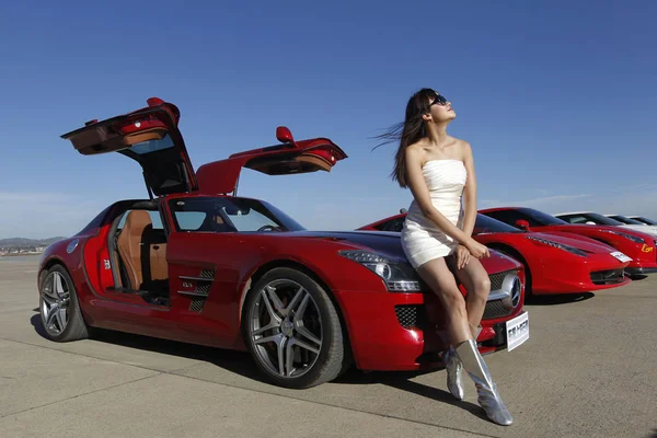 Modelo Chinês Posa Com Mercedes Benz Sls Amg Durante Test — Fotografia de Stock