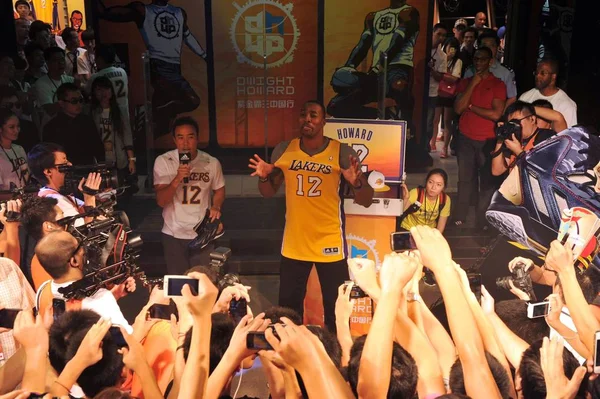Nba Ster Dwight Howard Geel Van Los Angeles Lakers Poseert — Stockfoto