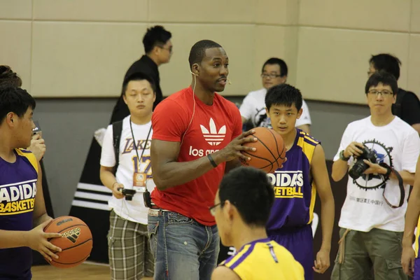 Nba Yıldızı Dwight Howard Bir Ders Verir Genç Çince Basektball — Stok fotoğraf