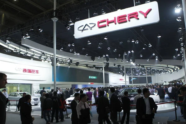 Bezoekers Kijken Naar Chery Auto Tijdens 12E Beijing International Automotive — Stockfoto