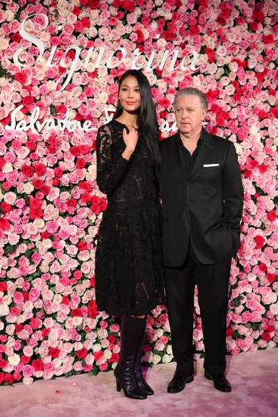 Modelo China Roseline Luo Zilin Izquierda Posa Con Ceo Ferragamo — Foto de Stock