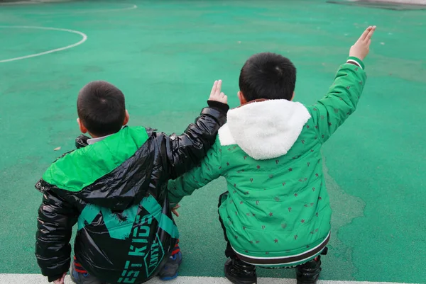 Zwei Junge Chinesische Jungen Imitieren Die Handsignale Der Besatzung Des — Stockfoto