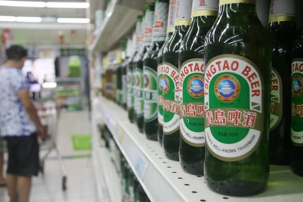 Botellas Cerveza Tsingtao Están Venta Supermercado Ciudad Nantong Este Provincia — Foto de Stock