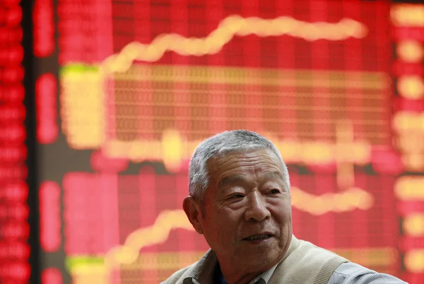 Chiński Inwestor Rozmawia Innymi Jak Patrzy Ceny Akcji Indeksów Giełdowych — Zdjęcie stockowe