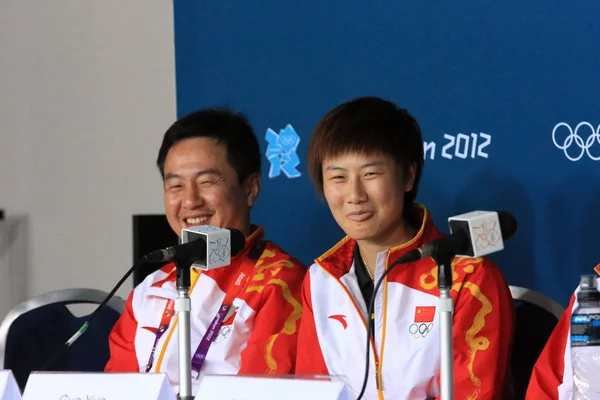 2012年8月7日 英国伦敦奥运会女子团体乒乓球决赛结束后 金牌得主丁宁 和中国队教练史志浩出席了新闻发布会 — 图库照片