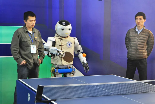 Robot Vyvinutý Univerzitě Zhejiang Hraje Stolní Tenis Návštěvníkem Během 2012 — Stock fotografie