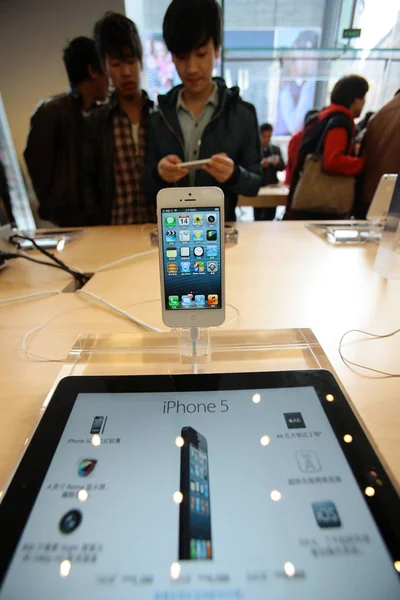 Klanten Proberen Iphone Smartphones Bij Een Apple Store Shanghai China — Stockfoto