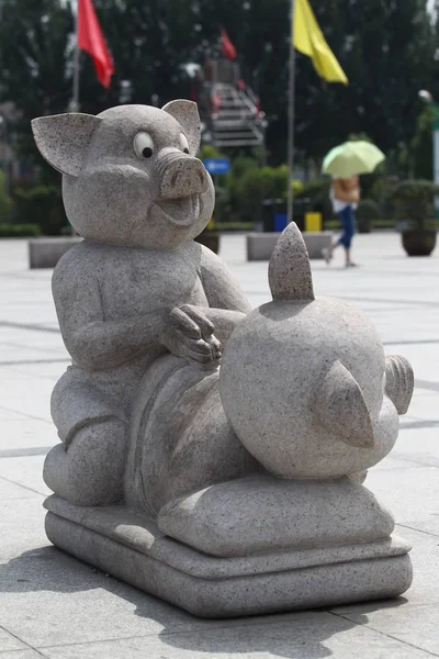 在郑州市中齐的中原祝福塔 又称河南省广播电视塔 前的广场上 展出了两尊看起来像交配的猪石雕塑 — 图库照片