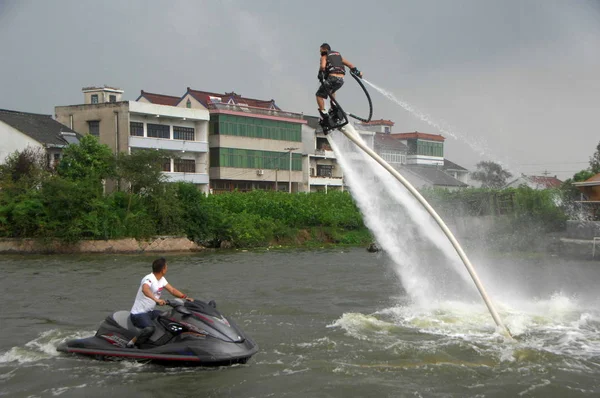 フロンは 東中国浙江省ヘイニング市の運河に Jetlev フライヤーを使用して 飛行性能を作ります 月2012 — ストック写真