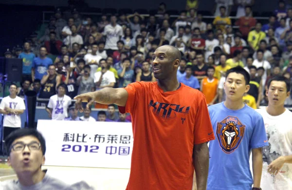 Nba Superstar Kobe Bryant Directs Chinese Fans Play Basketball Event — Stock Photo, Image