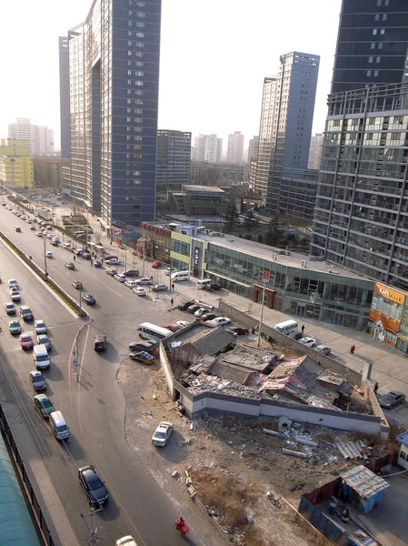 车辆通过钉子房子阻塞舒广路在北京 2010年12月16日 — 图库照片