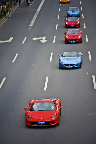 Ferrari Coches Deportivos Viajan Línea Carretera Durante Desfile Para Celebrar — Foto de Stock