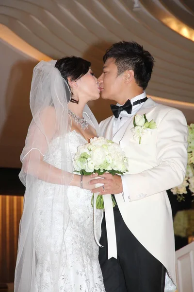 Hong Kong Ator Chin Lok Direita Beija Sua Esposa Atriz — Fotografia de Stock