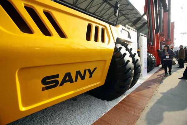 Visitantes Olham Para Construção Construção Máquinas Sany Durante Feira Internacional — Fotografia de Stock