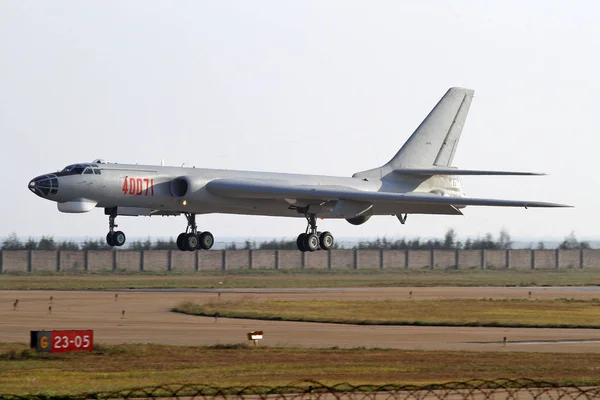 Bomber Chinese Air Force Lands Zhuhai Sanzao Airport Preparation 9Th — Stock fotografie