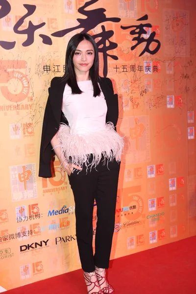 中国女演员姚晨抵达中国上海举行的上海时报15周年联欢晚会时摆姿势 2012年12月13日 — 图库照片
