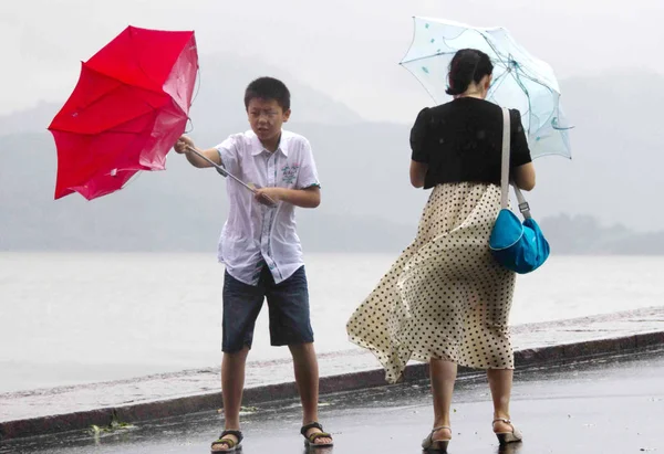 Tourists Brave Strong Wind Heavy Rain Caused Typhoon Haikui Bank — Stock Photo, Image