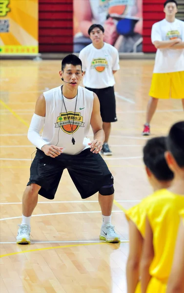 Nba Star Jeremy Lin Left Gives Lessons Students Basketball Training — Stock Photo, Image