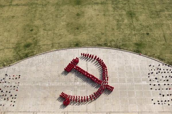Κινέζοι Μαθητές Μέλη Του Κομμουνιστικού Κόμματος Κίνας Cpc Στέκονται Σχηματισμό — Φωτογραφία Αρχείου