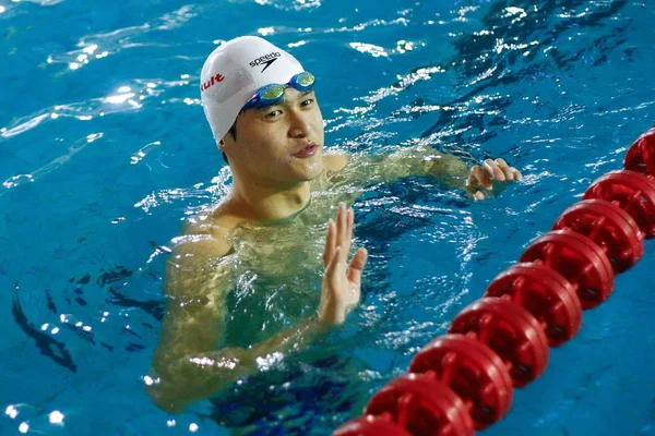 Den Kinesiske Svømmemesteren Sun Yang Bølger Svømmebassenget Besøk Hos Shiwen – stockfoto