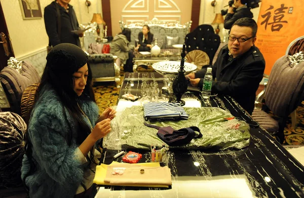 2012年11月18日 中国中部湖北省武漢市で開催された大富豪のマッチメイキングイベントで 若い女性にインタビューを行った職員 — ストック写真
