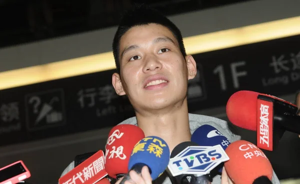 Nba Basketball Stjernen Jeremy Lin Blir Intervjuet Etter Ankommet Shanghai – stockfoto