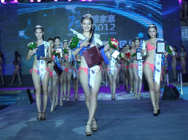 Zhao Meijuan Center Winner China Final Miss Bikini Global Contest — Stock Photo, Image