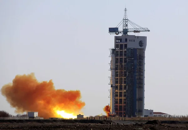 2012年11月25日 中国北西部甘粛省北西部の柔泉市近くの柔泉衛星打ち上げセンターで ヤオガンXviリモートセンシング衛星を搭載した長い3月4C キャリアロケットが爆発する — ストック写真