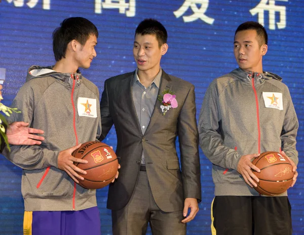 恩巴球星林书豪 在2012年8月16日于中国上海举行的林桑德巡演中 Kfc 举办的促销活动中与中国篮球运动员合影 — 图库照片