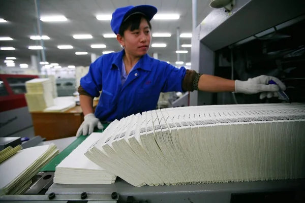 Chiński Pracownik Przetwarza Wewnątrz Stron Książek Biblijnych Drukarni Amity Printing — Zdjęcie stockowe