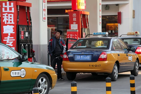 Los Taxistas Repostan Sus Coches Una Gasolinera Beijing China Marzo — Foto de Stock