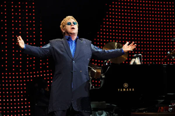 Britský Zpěvák Elton John Provádí Jeho Koncertu Mercedes Benz Arena — Stock fotografie