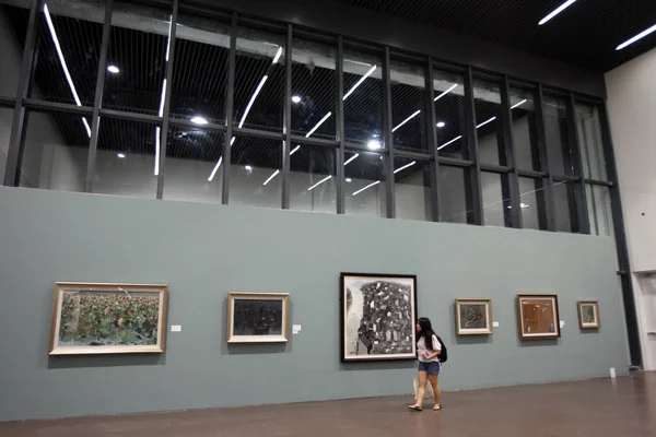 Visitante Olha Para Pinturas Museu Arte China Pavilhão China Shanghai — Fotografia de Stock