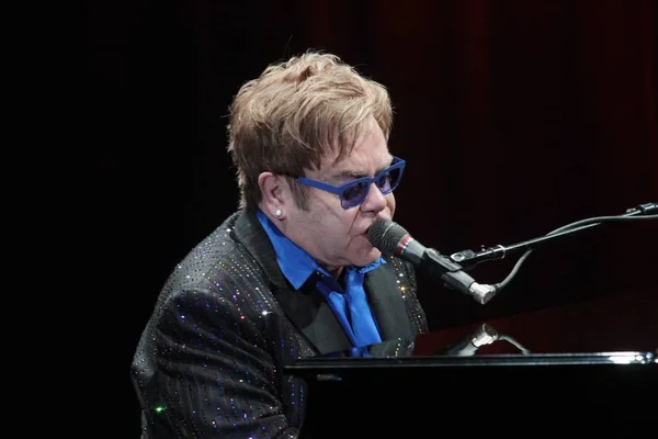 Britský Zpěvák Elton John Provádí Jeho Koncertu Taipei Tchaj Wan — Stock fotografie