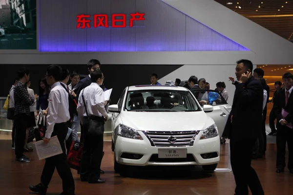 Los Visitantes Ven Nissan Trail Fabricado Por Dongfeng Nissan Una —  Fotos de Stock