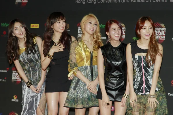 Leden Van Zuid Koreaanse Pop Meidengroep Kara Vormen Rode Loper — Stockfoto