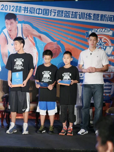 Jeremy Lin Estrella Del Baloncesto Nba Posa Con Los Niños —  Fotos de Stock