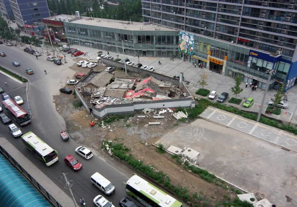 Fordon Passera Genom Nagel Huset Blockerar Shuguangxilu Road Peking Kina — Stockfoto