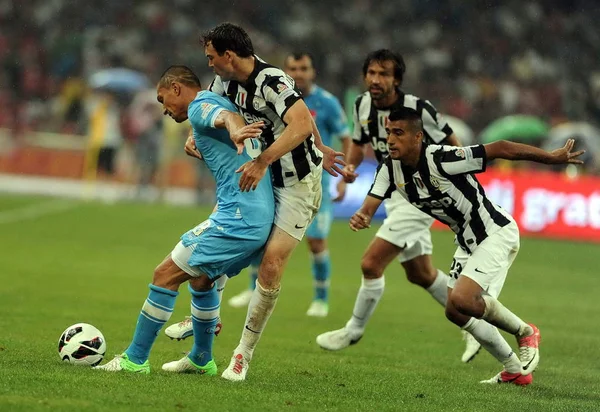 Gokhan Inler Napoli Lewy Wyzwania Graczy Juventus Podczas Meczu Piłki — Zdjęcie stockowe