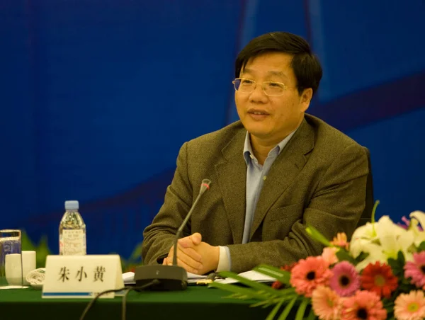2011年2月15日 中国建设银行常务副行长朱晓黄在中国东部江苏省南通市举行的一个论坛上讲话 — 图库照片