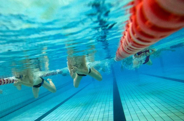 Jóvenes Nadadores Chinos Hacen Ejercicio Piscina Durante Una Sesión Entrenamiento —  Fotos de Stock